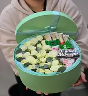 Круглая коробка с конфетами и цветами для Мамочки