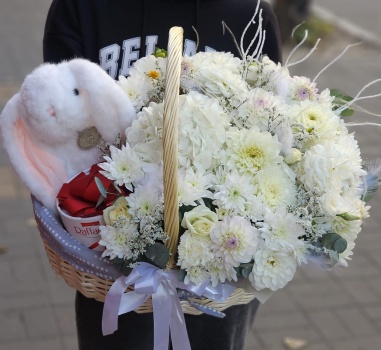 Корзина с зайкой и Raffaello 