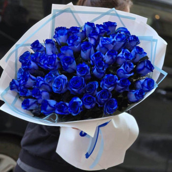 51 синяя роза в оформлении