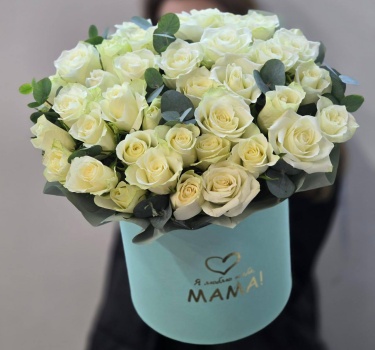 Коробочка из 35 белых роз ко Дню Матери