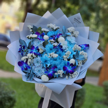 Букет из хризантем и космических орхидей